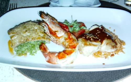 Queso Fundido Con Setas en Salsa Verde, Duo de Pollo en Mole Poblano y Huachinango Al Mojo con Langostino al Tequila