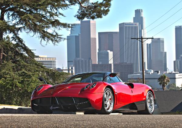 small2013-Pagani-Huayra-in-the-city