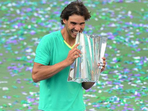 Rafael-Nadal-Indian-Wells-trophy-2013_2917166