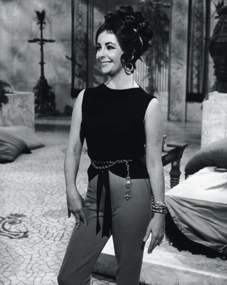 Elizabeth Taylor on the film set of Cleopatra in Rome wearing Serpenti 1962 bracelet-watch
