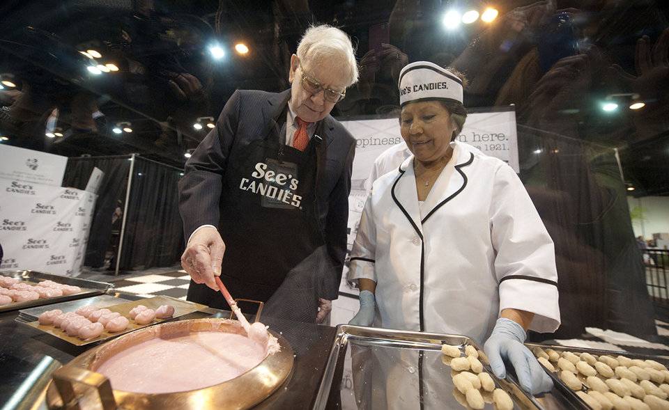 Warren Buffett Auctions Personalized Tour of See’s Candy for LA-Based Charity