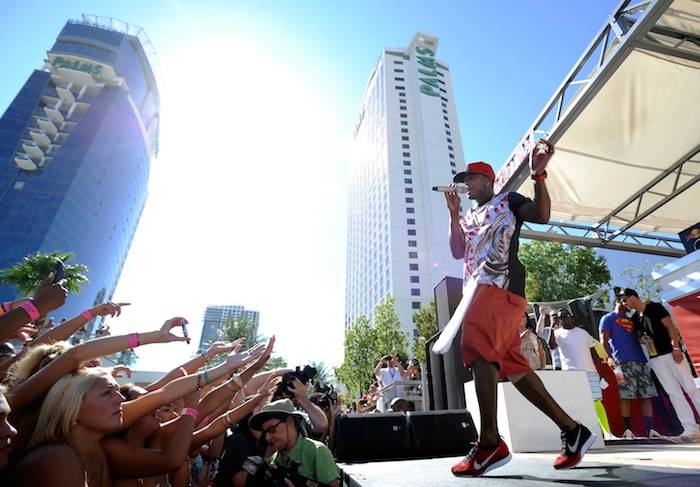 Ne-Yo ignites crowd while performing at Palms Pool. Photos: David Becker/WireImage 